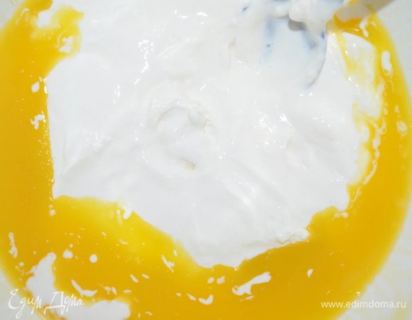 к маслу добавляем сметану (у меня густая и жирная), сахар. Все размешиваем