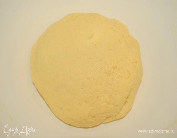 оно должно скататься в шар и при раскатке не рваться и не липнуть, поэтому по-необходимости добавьте еще муки! 