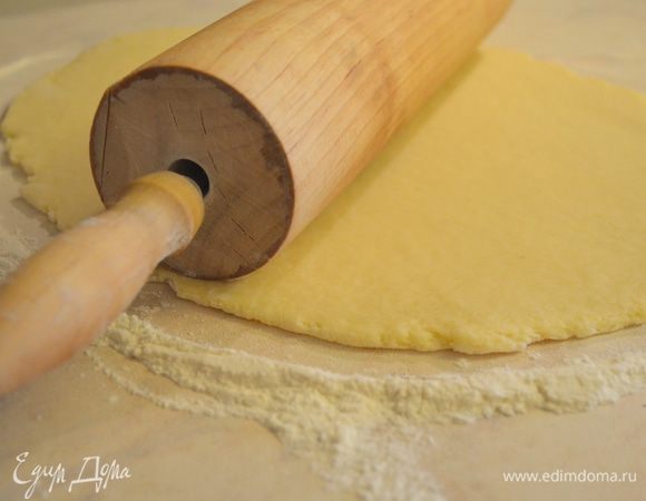 раскатываем тесто, достаточно тонко, т к в печи печенье вырастет в размерах. 