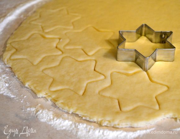 с помощью формочек выдавливаем печенье