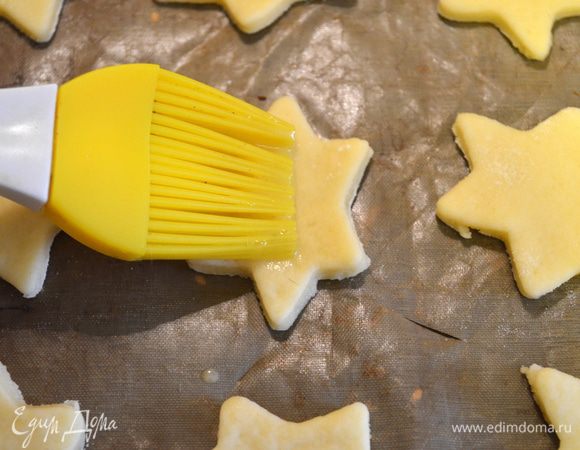 выкладываем на противень, застеленный бумагой для выпечки, смазываем яйцом и начинаем украшать...