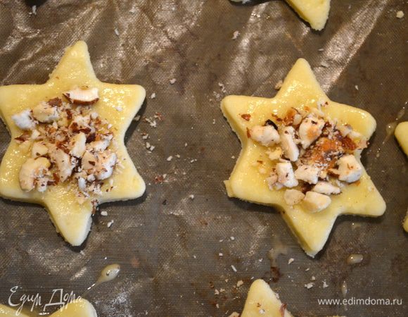 посыпаем рубленными орешками (у меня фундук)