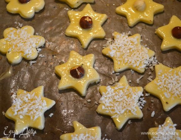 можно целиком воткнуть орешек в центр или посыпать кокосовой стружкой, а можно просто сахаром - будет также невероятно вкусно! 