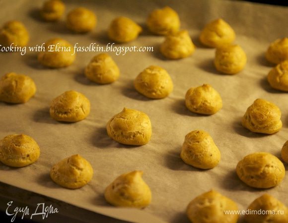 Через кулинарный мешок сформировать аккуратные и небольшие эклеры, поставить в разогретую до 200С духовку на 10 минут, а затем выпекать при 170С ещё 20 минут.

Готовые эклеры остудить.
