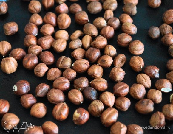 Обжарить фундук и перемолоть его в муку