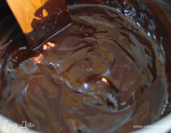 В кастрюле, с толстым дном, разогреть шоколад постоянно помешивая, добавить в него размягченное сливочное масло, сахар, дать всему растопиться и влить кофе. Снять с плиты и дать остыть