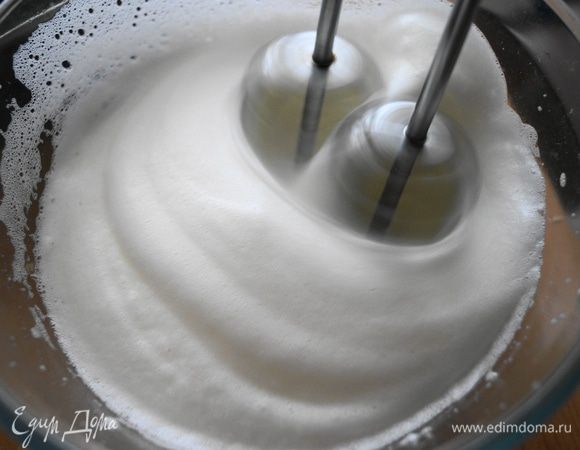 У яиц белки отделить от желтков. Белки взбить до мягких пиков
