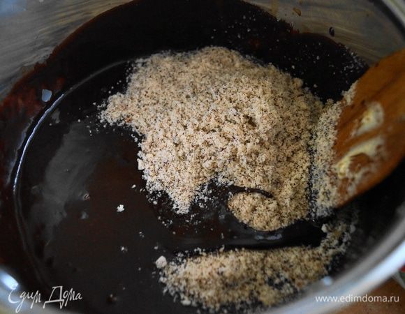 добавить измельченный фундук