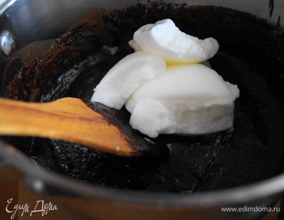 И ввести понемногу белки, аккуратно размешивая