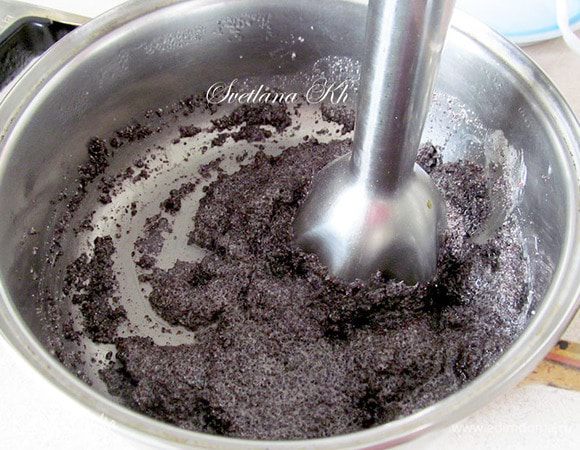 Мак смолоть в кофемолке и залить 50 г кипятка, накрыть крышкой и дать постоять 30 минут.  Я еще размолола мак погружным блендером, но можно использовать только один способ для измельчения мака. Добавить сахар, размешать.