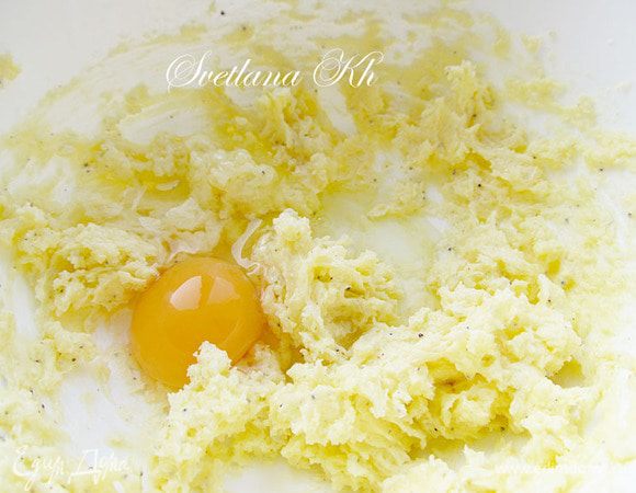 Добавить яйцо, смешать до однородности. Добавить разрыхлитель, ванилин, сметану.