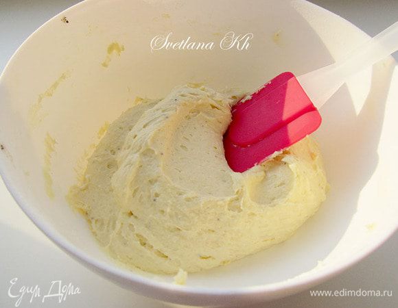 Полученную смесь соединить с мукой. Тесто получается довольно мягким, в руки его взять нельзя.