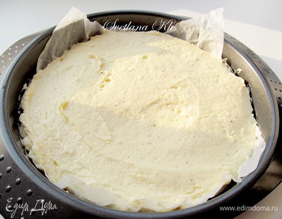 Форму выложить пергаментом так, чтобы кончики бумаги свисали. Моя форма не разъемная, поэтому бумага  необходима  для более легкого извлечения пирога. Выложить на бумагу тесто и разровнять.