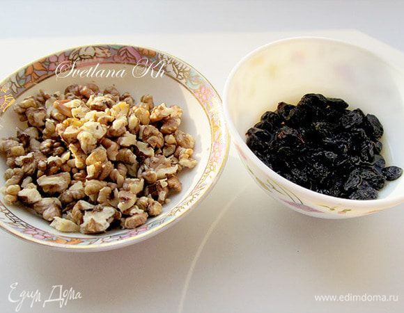 Орехи порубить, изюм замочить в коньяке на час. Затем процедить.