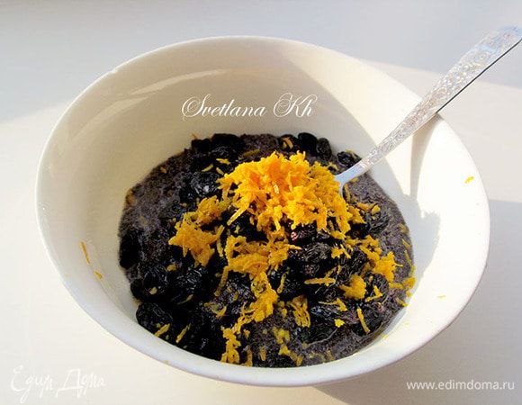 Изюм соединить с маком, добавить цедру апельсина. Перемешать. Начинка готова.