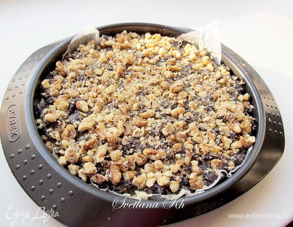 Поверх теста выложить маковую начинку. Затем орехи, слегка вдавливая их в  мак. Сильно не усердствуйте, так как, орехи должны быть сверху и не намокать внутри. Поставить пирог в разогретую духовку сначала на 25 минут при 180 гр/, затем  продолжить еще 15 минут при 160 гр. Следите за своей духовкой. Готовность проверить  деревянной лучинкой.