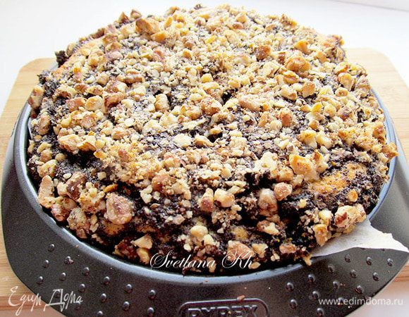 Готовому пирогу дать остыть в форме. Затем извлечь его. Могу сказать, что тесто такое пышное и так хорошо поднимается, что вполне можно использовать форму гораздо большего диаметра, например - 24-26 см. Тогда количество мака можно тоже увеличить на 50 г.