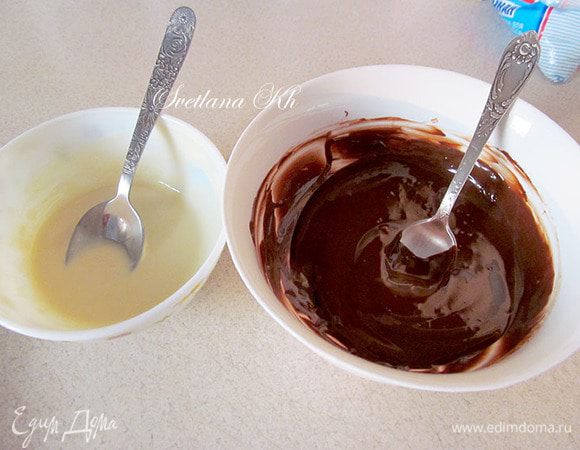 Темный и белый шоколад растопить в микроволновке по отдельности. Размешать до однородности. Добавить по 1 ст. ложке арахисового масла. Снова размешать . У меня очищенное аптечное масло. Шоколад приобретает  приятную глянцевость. Арахисовое  масло можно заменить любым другим  растительным, без запаха.