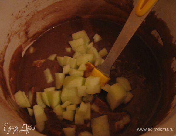  Яблоки почистить, порезать мелкими кубиками и вмешать в тесто.