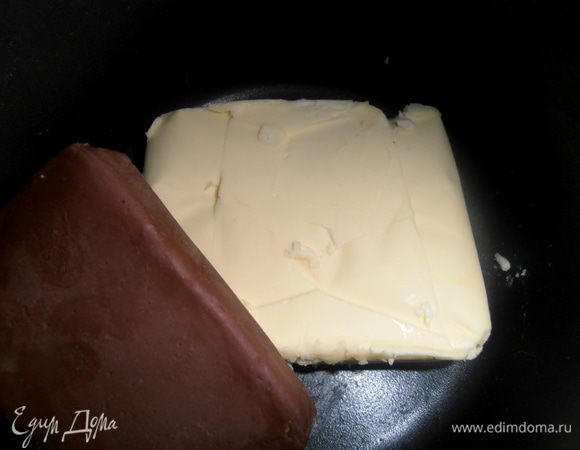 Растапливаем масло (у меня оставалось  в морозилке 50 г шоколадного масла, как раз подходит для придания "брёвнам" тёмного цвета!)