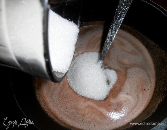 Всыпаем сахар (можно брать больше особым сладкоежкам!).