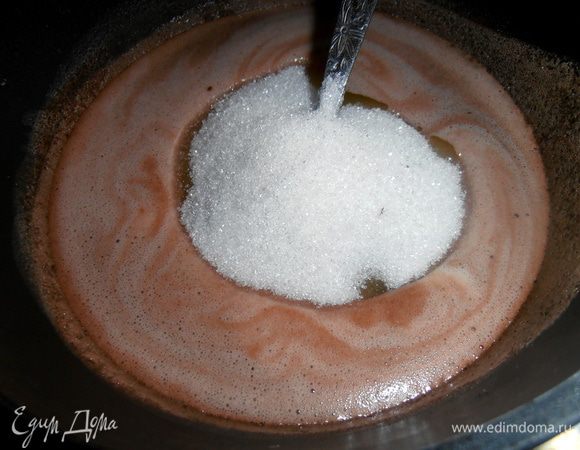 Растворяем сахар в масле,пока не остыло.