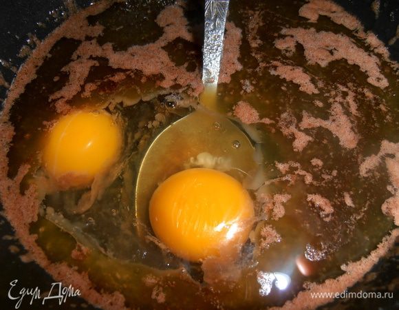 Оставляем остыть до комнатной температуры. Вбиваем яйца.