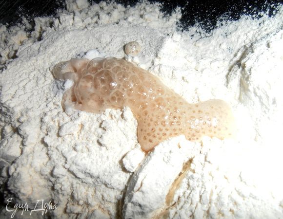 В половину муки добавляем соду и гасим яблочным уксусом.