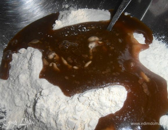 Вливаем в муку массу из масла.