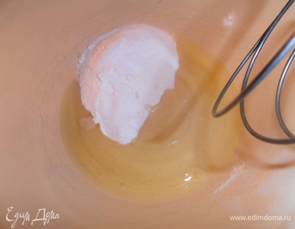 Взбиваем безе старым "дедовским" способом: советской взбивалкой-пружинкой!Пудру делаем на кофемолке из сахара.