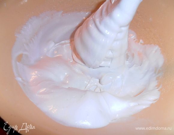 Через 15 минут при правильном взбивании (как учила бабушка "захватывая венчиком воздух"!) безе готово! Убираем его в холодильник.