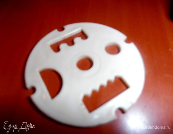 Достаём мясорубку (рецепт-то советский!))). У меня в комплекте к мясорубке были такие насадки, которыми я частенько пользовалась,чтобы побаловать детей домашним печеньем.