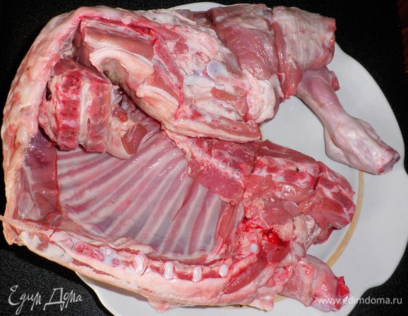 Подготовить барашка, промыть мясо под проточной водой.