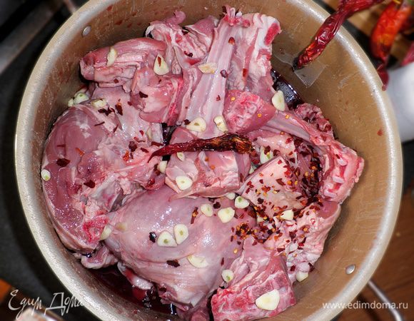 Чеснок нарезать на тоненькие дольки, добавить к мясу.
Затем, приправить красным перцем и всё хорошо перемешать.

