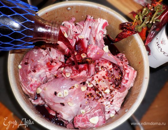 Залить мясо красным вином, накрыть кастрюлю полотенцем и оставить мариноваться на 8 - 10 часов (за это время желательно несколько раз перемешать мясо).