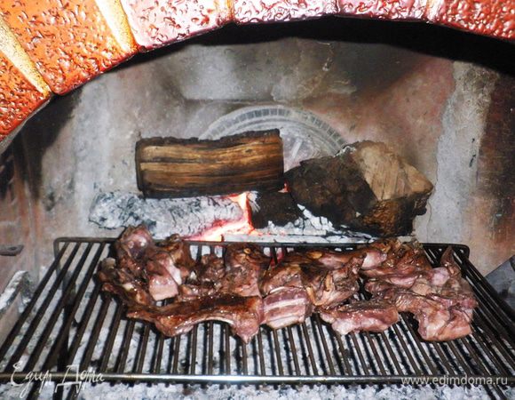 Когда барашек хорошо промаринуется, выкладываем  его на решётку и жарим до готовности (на гриле или в камине).