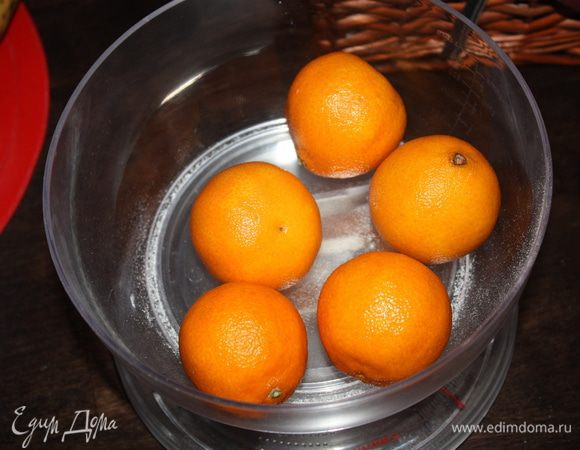 Для начала нужно сварить и остудить пюре из мандаринов. Нам нужно 200 г мандаринов.