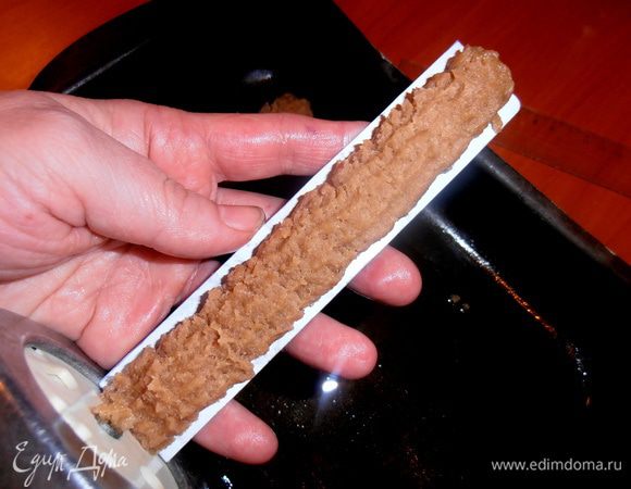 Для удобства я вырезала картонку и прикладывала к выходу теста и оно отлично скользило по картонке!