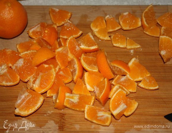 Мандарины не чистить.Порезать на небольшие кусочки,чтобы можно было удалить косточки.