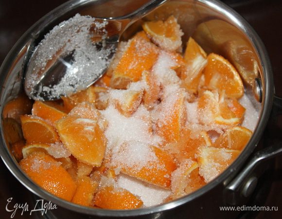 Мандарины залейте водой.засыпьте сахаром и семенами ванили.