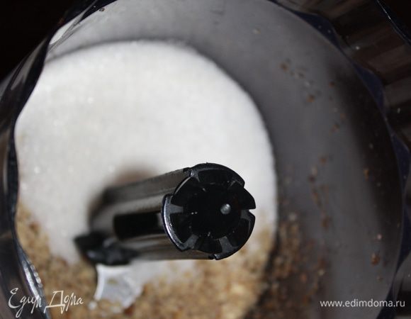 Добавляем к ним обычный и ванильный сахар,сливочное масло,порезанное маленькими кусочками.