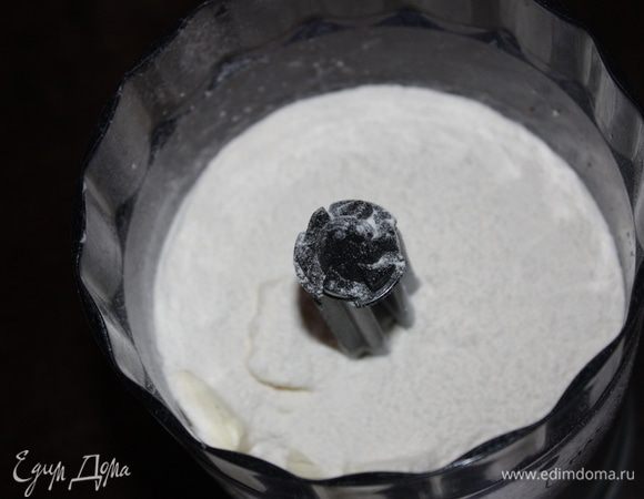 Добавляем муку и замешиваем быстро песочное тесто.