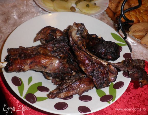 При подаче на стол мясо можно немного подсолить по вкусу. Наливаем бокал сухого красного вина и наслаждаемся сочным нежным барашком!