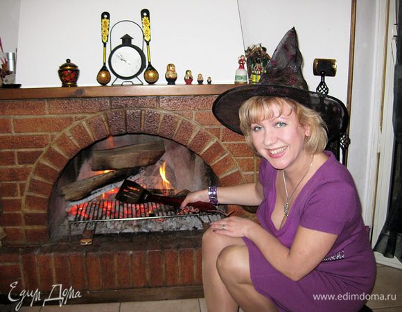 В Рождество за окном тихо падает снег, Пусть за ВАШЕМ столом будет радость и смех. Пусть завидный успех ждёт ВАС в деле любом! И зайдёт без помех СЧАСТЬЕ в светлый ВАШ дом!!