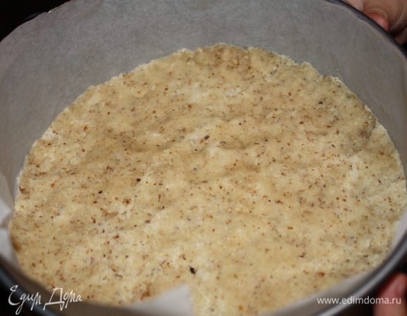 Без бортиков слой теста получается примерно 1 см поставить в разогретую до 180 градусов духовку на 15 минут,потом достать и температуру духовки уменьшить до 140.