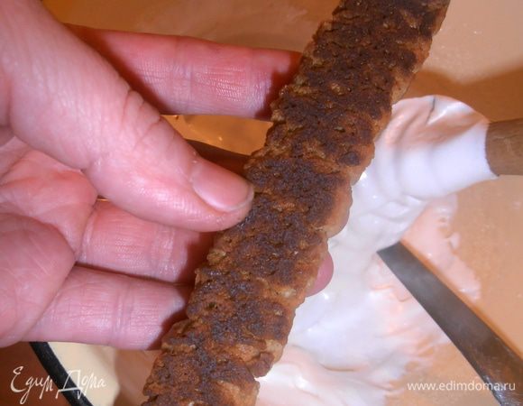 Когда все остынут, кладём две печенюшки на подставку и начинаем "клеить брёвна"! Достаём безе и ножиком намазываем края печенья с нижней стороны.