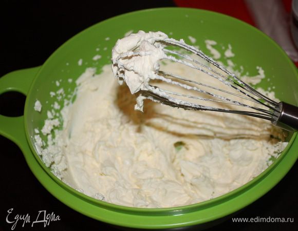 В отдельной посуде взбить сливки со сливочным сыром.