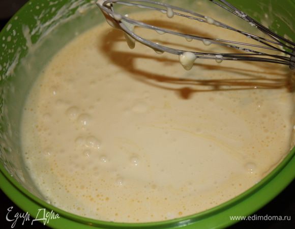 Смешать с желковой массой.