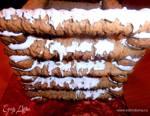 Начинаем острым кончиком ножа накладывать на "брёвна" безе и вытягивать в виде сосулек.