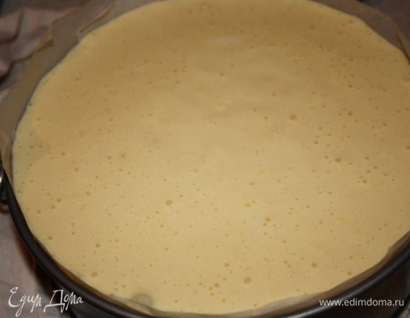 Вылить массу на корж и поставить в духовку (при 140 градусах) на 1 час. На нижнюю полку духовки поместить противень с водой.